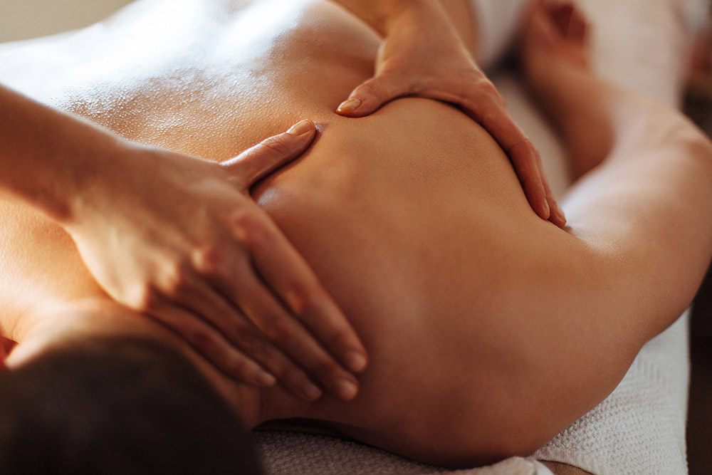 Nuestros masajes buscan la regeneración corporal y mental. · Masaje relajante con aceite · Masaje relajante y exfoliante · Masaje drenante · Masaje con aceites esenciales
